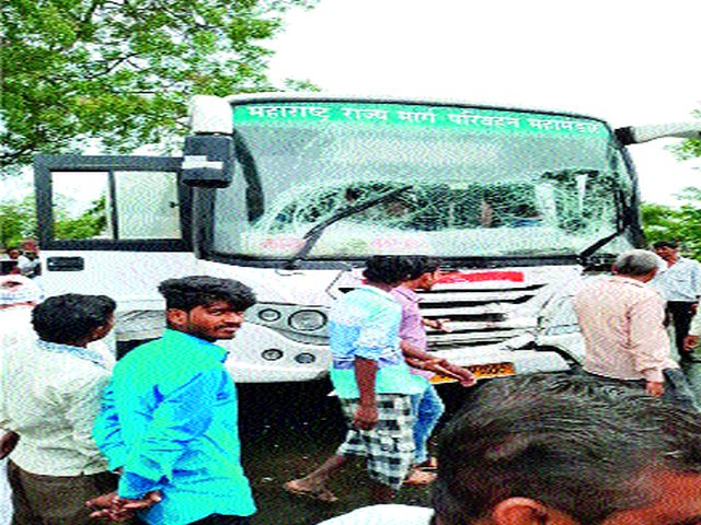 Bus accident near Veergaon | वीरगावजवळ बसला अपघात Bus accident near Veergaon | वीरगावजवळ बसला अपघात