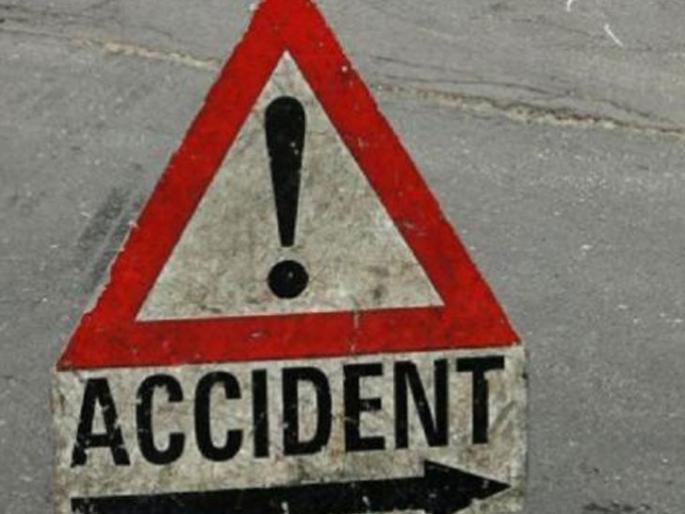 Tempo one killed in a bike | टेंपोची दुचाकीला धडक एक ठार Tempo one killed in a bike | टेंपोची दुचाकीला धडक एक ठार