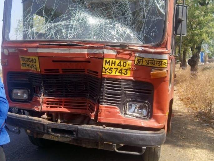 ST bus hits luxury bus; Four injured | एसटी बसची लक्झरी बसला धडक; चार जखमी  ST bus hits luxury bus; Four injured | एसटी बसची लक्झरी बसला धडक; चार जखमी