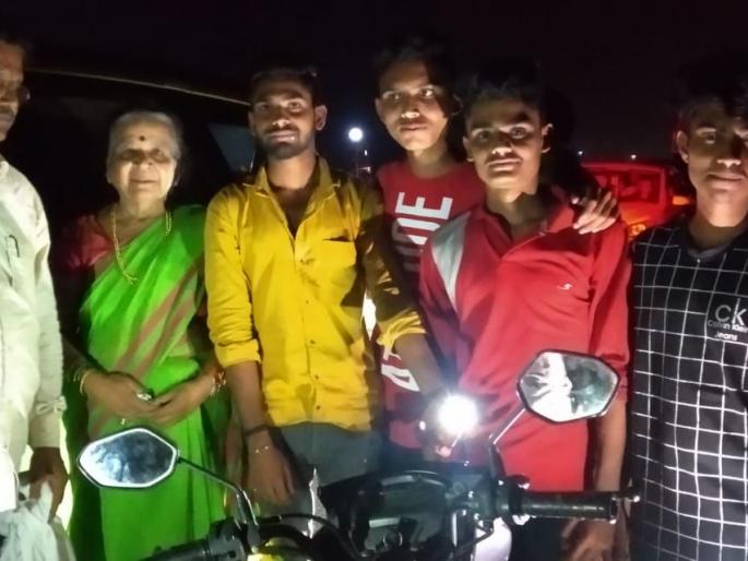 Three-hour traffic jam on the national highway; The Chief Minister's aunt got stuck in traffic | राष्ट्रीय महामार्गावर तीन तास वाहतुक ठप्प; मुख्यमंत्र्याच्या काकू वाहतुकीत अडकल्या Three-hour traffic jam on the national highway; The Chief Minister's aunt got stuck in traffic | राष्ट्रीय महामार्गावर तीन तास वाहतुक ठप्प; मुख्यमंत्र्याच्या काकू वाहतुकीत अडकल्या