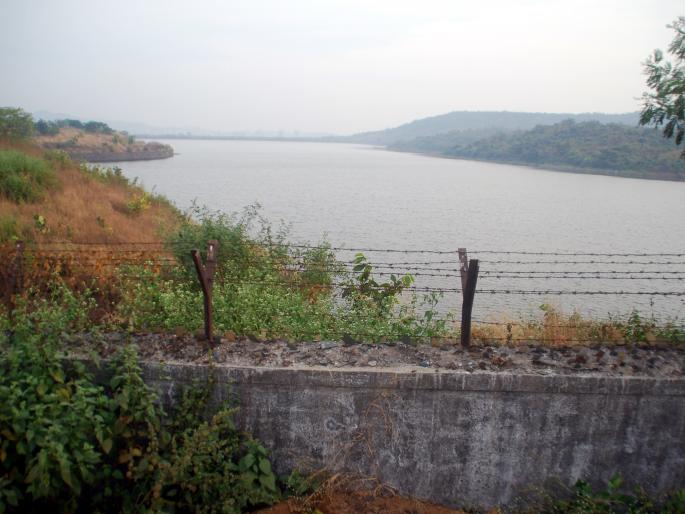 Work of factories and their protective walls in the catchment area of ​​Ambernath Chikhholi dam | अंबरनाथ चिखलोली धरणाच्या पाणलोटक्षेत्रतच कारखाने आणि त्यांच्या संरक्षण भिंतींचे काम