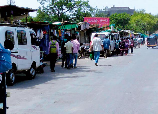 Darirapur Burjla encroachment | दर्यापूर बुजले अतिक्रमणात Darirapur Burjla encroachment | दर्यापूर बुजले अतिक्रमणात