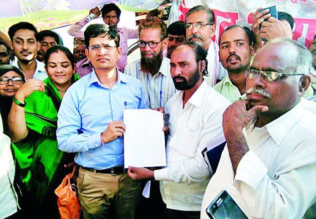 The administration of the Chandrabhaga project affected the administration | चंद्रभागा प्रकल्पग्रस्तांसमोर प्रशासन नमले The administration of the Chandrabhaga project affected the administration | चंद्रभागा प्रकल्पग्रस्तांसमोर प्रशासन नमले