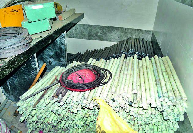 Public Sanctuary, Godown of contractors | सार्वजनिक स्वच्छतागृह, छे! ठेकेदारांचे गोडाऊनच Public Sanctuary, Godown of contractors | सार्वजनिक स्वच्छतागृह, छे! ठेकेदारांचे गोडाऊनच