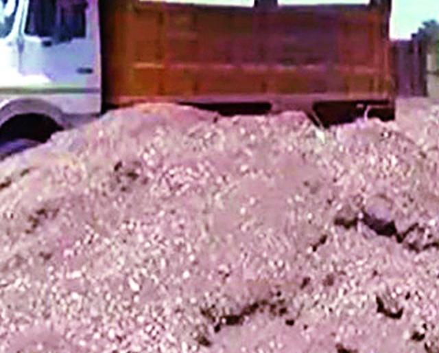 The sand chased away with the tractor | वाळू चोरटे ट्रॅक्टरसह पळाले