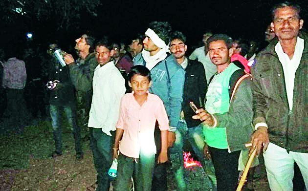 Dangers of bears, patrols patrol overnight | अस्वलाची दहशत, ग्रामस्थांची रात्रभर गस्त Dangers of bears, patrols patrol overnight | अस्वलाची दहशत, ग्रामस्थांची रात्रभर गस्त