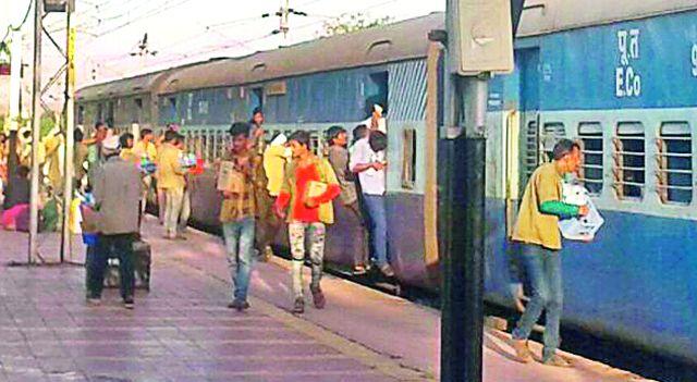 Unauthorized food dealers' gang on railway stations | रेल्वे स्थानकांवर अनधिकृत खाद्यपदार्थ विक्रेत्यांची गँग Unauthorized food dealers' gang on railway stations | रेल्वे स्थानकांवर अनधिकृत खाद्यपदार्थ विक्रेत्यांची गँग