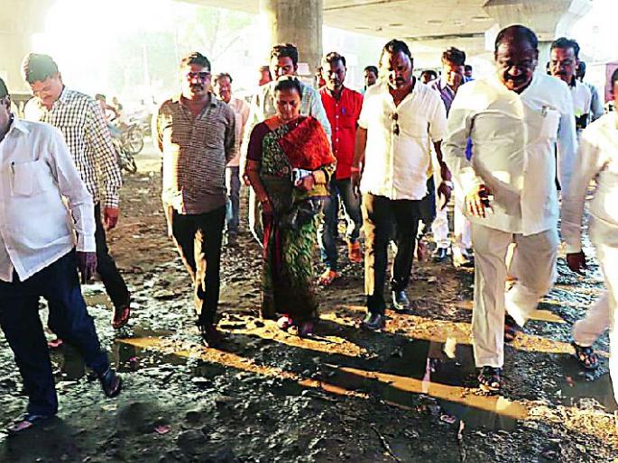 Sulabh Khodak was outraged by the broken road | उखडलेल्या रस्त्यावरून सुलभा खोडके संतापल्या Sulabh Khodak was outraged by the broken road | उखडलेल्या रस्त्यावरून सुलभा खोडके संतापल्या
