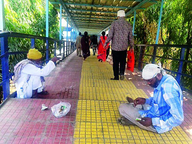 Check out the beggars for Badnera railway station | बडनेरा रेल्वे स्थानकाला भिक्षेकऱ्यांचा विळखा Check out the beggars for Badnera railway station | बडनेरा रेल्वे स्थानकाला भिक्षेकऱ्यांचा विळखा