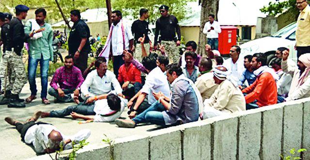 Stop the protesters in front of the Vasant hall | आंदोलकांचा वसंत हॉलसमोरही रास्ता रोको Stop the protesters in front of the Vasant hall | आंदोलकांचा वसंत हॉलसमोरही रास्ता रोको