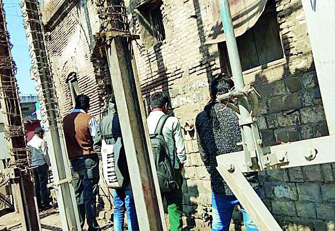 Three lakh citizens are exposed to small children | तीन लाख नागरिक करतात उघड्यावर लघुशंका