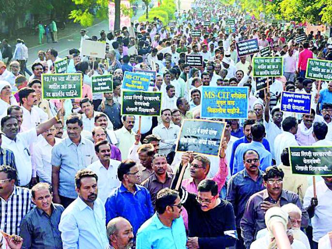 Teacher's Mahamachar for pending demands | प्रलंबित मागण्यांसाठी शिक्षकांचा महामोर्चा Teacher's Mahamachar for pending demands | प्रलंबित मागण्यांसाठी शिक्षकांचा महामोर्चा