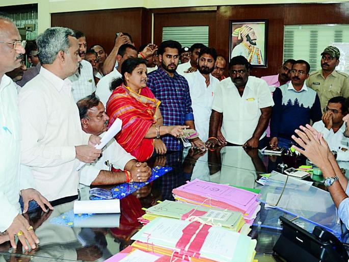 Prohibition closure, prohibition of violence by traders | प्रतिष्ठाने बंद, व्यापाऱ्यांनी केला हिंसाचाराचा निषेध Prohibition closure, prohibition of violence by traders | प्रतिष्ठाने बंद, व्यापाऱ्यांनी केला हिंसाचाराचा निषेध