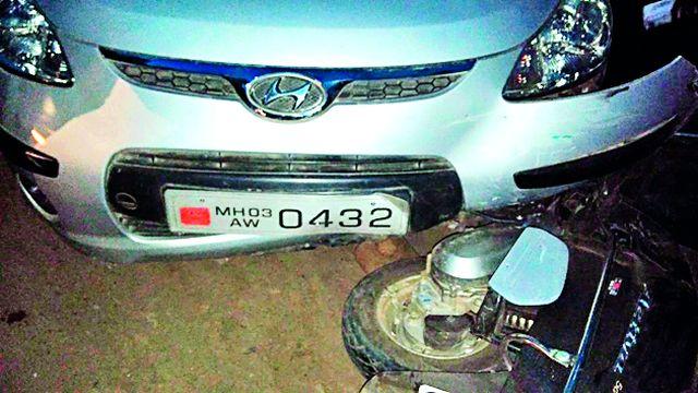 The vanished car driver flew four bikegoers | बेभान कार चालकाने चार दुचाकींना उडविले The vanished car driver flew four bikegoers | बेभान कार चालकाने चार दुचाकींना उडविले