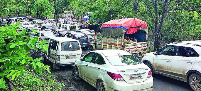 Vehicle jams in muddy valleys | चिखलदरा घाटात वाहनांचा जाम Vehicle jams in muddy valleys | चिखलदरा घाटात वाहनांचा जाम