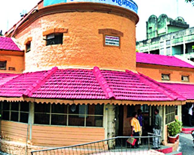 Fielding of 'big stick' to avoid replacements | बदली टाळण्यासाठी ‘बड्या चिपकूं’ची फिल्डिंग Fielding of 'big stick' to avoid replacements | बदली टाळण्यासाठी ‘बड्या चिपकूं’ची फिल्डिंग