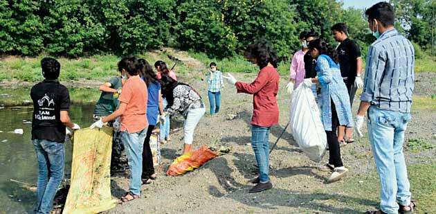 25 gross plastic waste removed from the umbrella tank | छत्री तलावातून काढला २५ पोते प्लास्टिक कचरा  25 gross plastic waste removed from the umbrella tank | छत्री तलावातून काढला २५ पोते प्लास्टिक कचरा