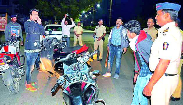 In the middle of the street on the middle of the street, | रस्त्यावर मध्यरात्री बर्थ डे पार्टी करणाºयांची ठाण्यात पेशी