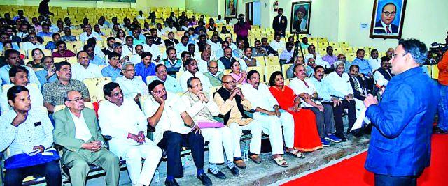 Vinod Tawde said, do not speak out loud! | विनोद तावडे म्हणाले, आवाज चढवून बोलू नका! Vinod Tawde said, do not speak out loud! | विनोद तावडे म्हणाले, आवाज चढवून बोलू नका!