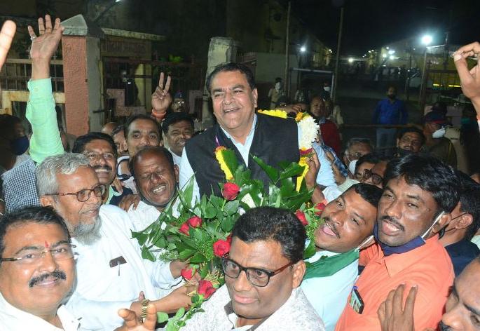 Amravati Teachers Constituency; Overconfidence caused the defeat of the BJP and the BJP | अमरावती शिक्षक मतदारसंघ; महाआघाडी आणि भाजपच्या पराभवाला अतिआत्मविश्वास कारणीभूत  Amravati Teachers Constituency; Overconfidence caused the defeat of the BJP and the BJP | अमरावती शिक्षक मतदारसंघ; महाआघाडी आणि भाजपच्या पराभवाला अतिआत्मविश्वास कारणीभूत