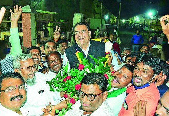 Churshi fight, independent Kiran Sarnaik won | चुरशीची लढत, अपक्ष किरण सरनाईक विजयी Churshi fight, independent Kiran Sarnaik won | चुरशीची लढत, अपक्ष किरण सरनाईक विजयी