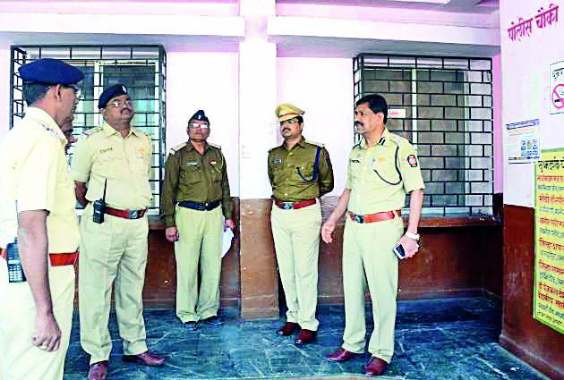 Dufferin, visit to the chawki cab in Irvine Hospital | डफरीन, इर्विन रुग्णालयातील चौकीला सीपींची भेट Dufferin, visit to the chawki cab in Irvine Hospital | डफरीन, इर्विन रुग्णालयातील चौकीला सीपींची भेट