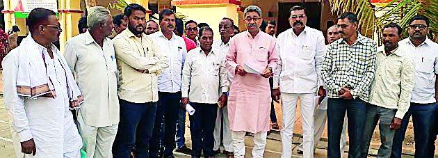 Allow the house to be built, otherwise stitched | घरकूल बांधकामासाठी वाळू द्या, अन्यथा ठिय्या Allow the house to be built, otherwise stitched | घरकूल बांधकामासाठी वाळू द्या, अन्यथा ठिय्या