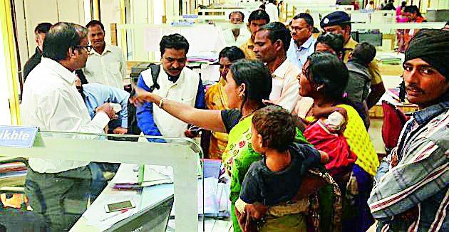 Clutter for paternal women's currency loan | पारधी महिलांचा मुद्रा लोनसाठी गोंधळ Clutter for paternal women's currency loan | पारधी महिलांचा मुद्रा लोनसाठी गोंधळ