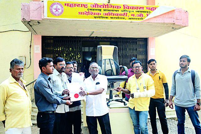 Seizure action on MIDC | एमआयडीसीवर जप्तीची कारवाई