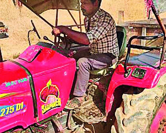 Hit the nayab Tehsildar of the clutches from the sage | रेतीचोरांकडून धारणीच्या नायब तहसीलदाराला मारहाण Hit the nayab Tehsildar of the clutches from the sage | रेतीचोरांकडून धारणीच्या नायब तहसीलदाराला मारहाण