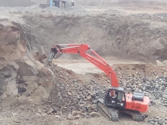 Close the black stone mining permanently; Collector's request | काळ्या दगडाच्या खाणी कायम स्वरूपी बंद करा ; जिल्हाधिकाऱ्याना निवेदन Close the black stone mining permanently; Collector's request | काळ्या दगडाच्या खाणी कायम स्वरूपी बंद करा ; जिल्हाधिकाऱ्याना निवेदन
