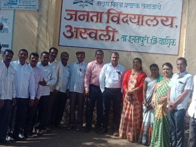 Alumni solved water question of Aswali school | माजी विद्यार्थ्यांनी सोडविला अस्वली विद्यालयाचा पाणीप्रश्न Alumni solved water question of Aswali school | माजी विद्यार्थ्यांनी सोडविला अस्वली विद्यालयाचा पाणीप्रश्न