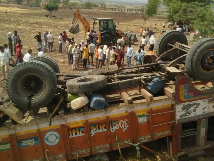 One killed, 6 injured in truck accident | ऊसतोड कामगारांचा ट्रक उलटून एक ठार, ६ जखमी One killed, 6 injured in truck accident | ऊसतोड कामगारांचा ट्रक उलटून एक ठार, ६ जखमी