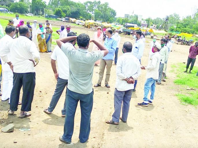Inspection of vegetable market place by tehsildar | भाजीबाजार जागेची तहसीलदारांकडून पाहणी Inspection of vegetable market place by tehsildar | भाजीबाजार जागेची तहसीलदारांकडून पाहणी