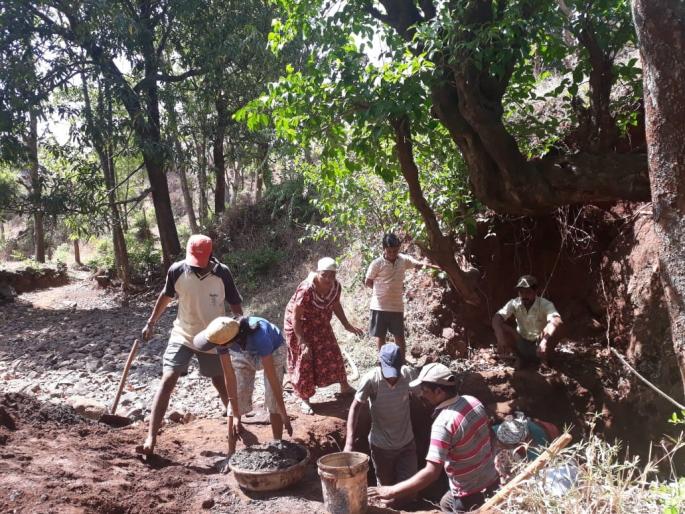 Water scarcity will be eliminated: Sarpanch cleans drinking water through hard work | पाणीटंचाई मिटणार : सरपंचांनी श्रमदानातून पिण्याच्या पाणवठा स्वच्छ Water scarcity will be eliminated: Sarpanch cleans drinking water through hard work | पाणीटंचाई मिटणार : सरपंचांनी श्रमदानातून पिण्याच्या पाणवठा स्वच्छ
