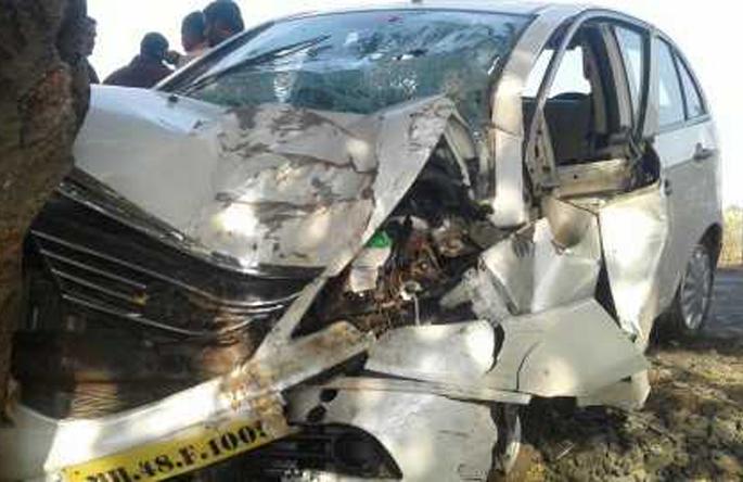 In Beed, a former Zilla Parishad member, all four were killed | बीडमध्ये माजी जिल्हा परिषद सदस्यासह चौघे ठार In Beed, a former Zilla Parishad member, all four were killed | बीडमध्ये माजी जिल्हा परिषद सदस्यासह चौघे ठार