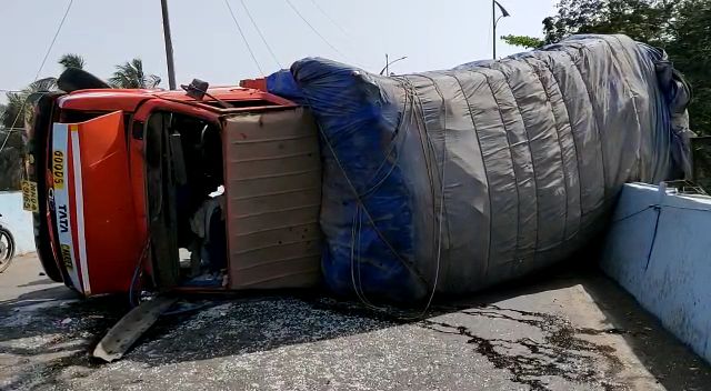 Two trucks were injured when a truck hit the flyover | भिवंडीत उड्डाणपुलावर ट्रक उलटल्याने ट्रकमधील दोनजण जखमी Two trucks were injured when a truck hit the flyover | भिवंडीत उड्डाणपुलावर ट्रक उलटल्याने ट्रकमधील दोनजण जखमी