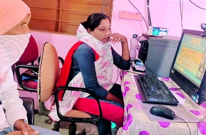 Training of hygienists to prevent infection with corona awareness | कोरोना जनजागृतीसह संसर्ग रोखण्यासाठी स्वच्छाग्रहींना प्रशिक्षण Training of hygienists to prevent infection with corona awareness | कोरोना जनजागृतीसह संसर्ग रोखण्यासाठी स्वच्छाग्रहींना प्रशिक्षण