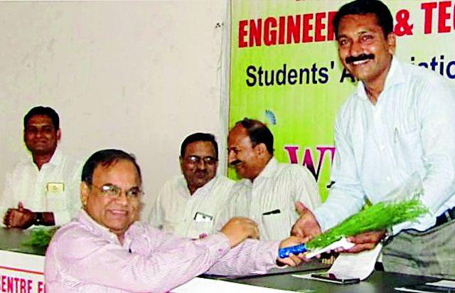 Future engineers should turn to self-employed | भावी अभियंत्यांनी स्वयंरोजगाराकडे वळावे Future engineers should turn to self-employed | भावी अभियंत्यांनी स्वयंरोजगाराकडे वळावे