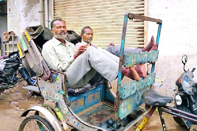 Bohni doesn't even happen for a couple of days since Corona arrives | कोरोना आल्यापासून दोन-दोन दिवस बोहणीही होत नाही Bohni doesn't even happen for a couple of days since Corona arrives | कोरोना आल्यापासून दोन-दोन दिवस बोहणीही होत नाही