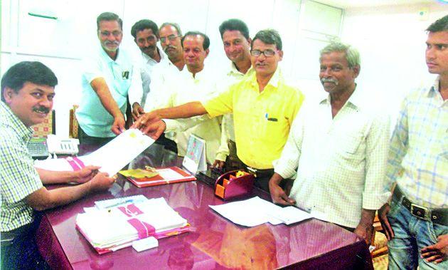 Failure of the farmers, insurance company Malalmal | शेतकºयांचे बेहाल, विमा कंपनी मालामाल Failure of the farmers, insurance company Malalmal | शेतकºयांचे बेहाल, विमा कंपनी मालामाल