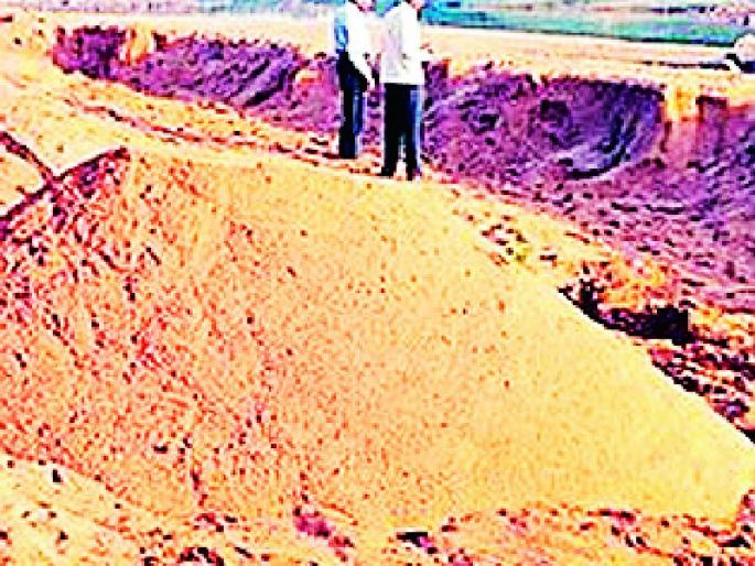 controlled the sand mafia | रेतीमाफियांच्या आवळल्या मुसक्या controlled the sand mafia | रेतीमाफियांच्या आवळल्या मुसक्या
