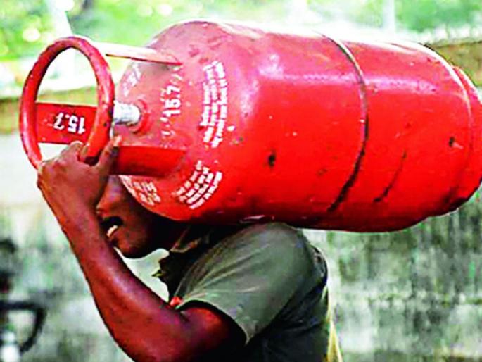 In the name of subsidy on domestic gas cylinders, consumers suffer | घरगुती वापराच्या गॅस सिलिंडरवर सबसिडी नावापुरतीच, ग्राहक त्रस्त
