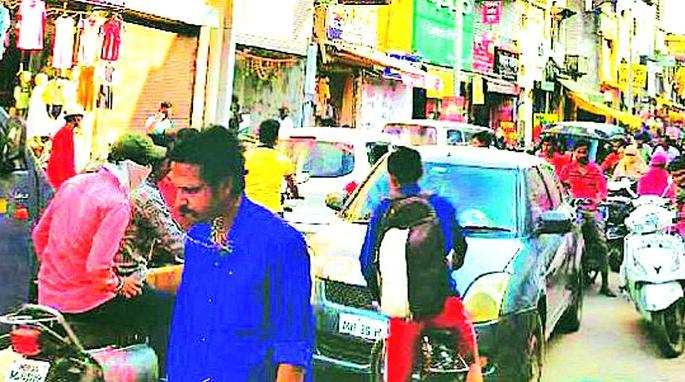 Lack of parking in Bhandara city | भंडारा शहरात पार्किंगअभावी वाहतुकीची काेंडी Lack of parking in Bhandara city | भंडारा शहरात पार्किंगअभावी वाहतुकीची काेंडी