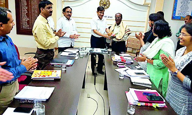 Veteran Revenue Department's strength | अनुभवी अधिकारी महसूल विभागाची ताकद Veteran Revenue Department's strength | अनुभवी अधिकारी महसूल विभागाची ताकद