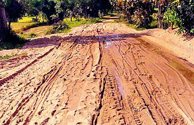 Due to the spread of the sand, the road became fatal | रेती पसरविल्याने रस्ता बनला जीवघेणा Due to the spread of the sand, the road became fatal | रेती पसरविल्याने रस्ता बनला जीवघेणा