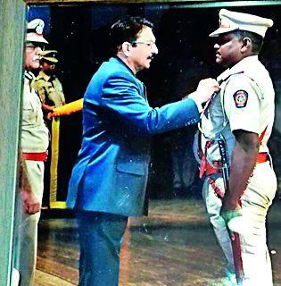 President of Police of Shaurya Medal awarded the police inspector of Sihora | राष्ट्रपती पोलीस शौर्य पदकाने सिहोराचे पोलीस निरीक्षक सन्मानित President of Police of Shaurya Medal awarded the police inspector of Sihora | राष्ट्रपती पोलीस शौर्य पदकाने सिहोराचे पोलीस निरीक्षक सन्मानित