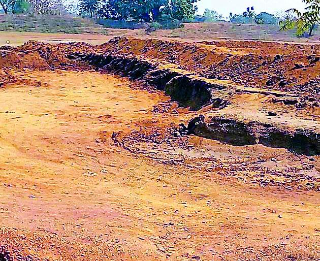 Sale of murum in a water tank | जलयुक्त शिवारच्या कामातील मुरुमाची विक्री Sale of murum in a water tank | जलयुक्त शिवारच्या कामातील मुरुमाची विक्री