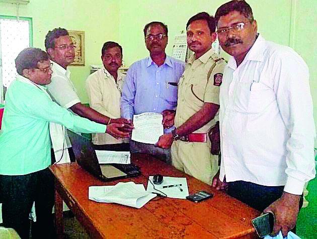 Industrial Inspectors interrogated Mehta Hotmix Plant | औद्योगिक निरीक्षकांनी केली मेहता हॉटमिक्स प्लाँटची चौकशी Industrial Inspectors interrogated Mehta Hotmix Plant | औद्योगिक निरीक्षकांनी केली मेहता हॉटमिक्स प्लाँटची चौकशी