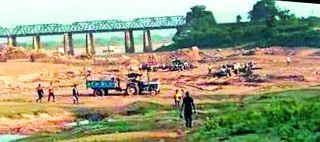 Sand blasts on Devada-Dhorwada Sandi Ghat | देव्हाडा-ढोरवाडा रेती घाटावर रेती तस्करांचा धुमाकूळ Sand blasts on Devada-Dhorwada Sandi Ghat | देव्हाडा-ढोरवाडा रेती घाटावर रेती तस्करांचा धुमाकूळ
